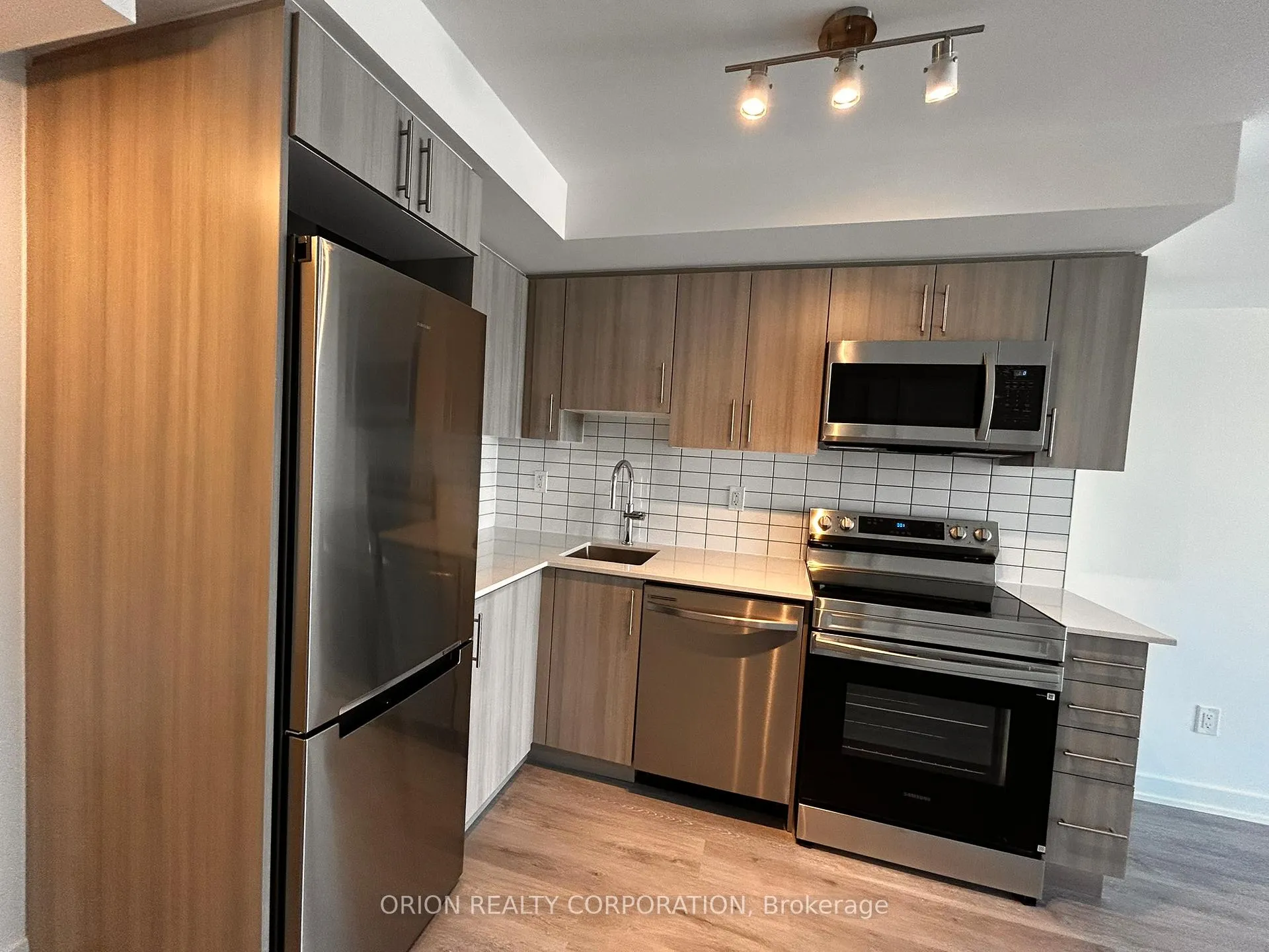 Photo 4 of Unit 701, 1010 Sandy Beach Road, Pickering, Bay Ridges — HOMEH