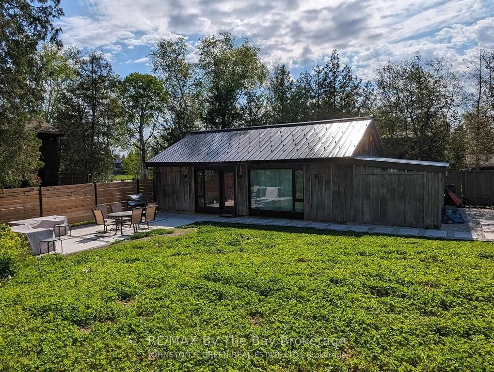 Photo 1 of 117 Glenlake Boulevard, Collingwood — HOMEH