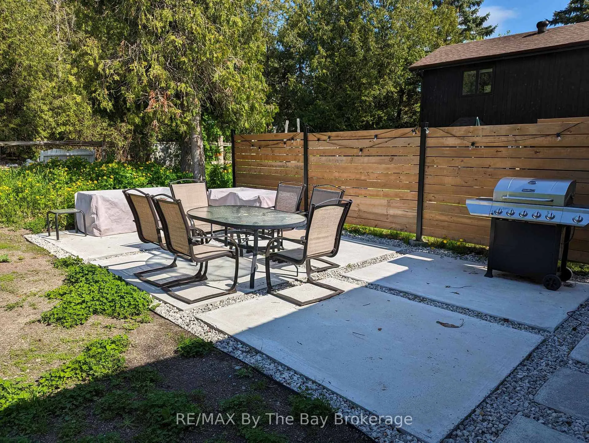 Photo 2 of 117 Glenlake Boulevard, Collingwood — HOMEH