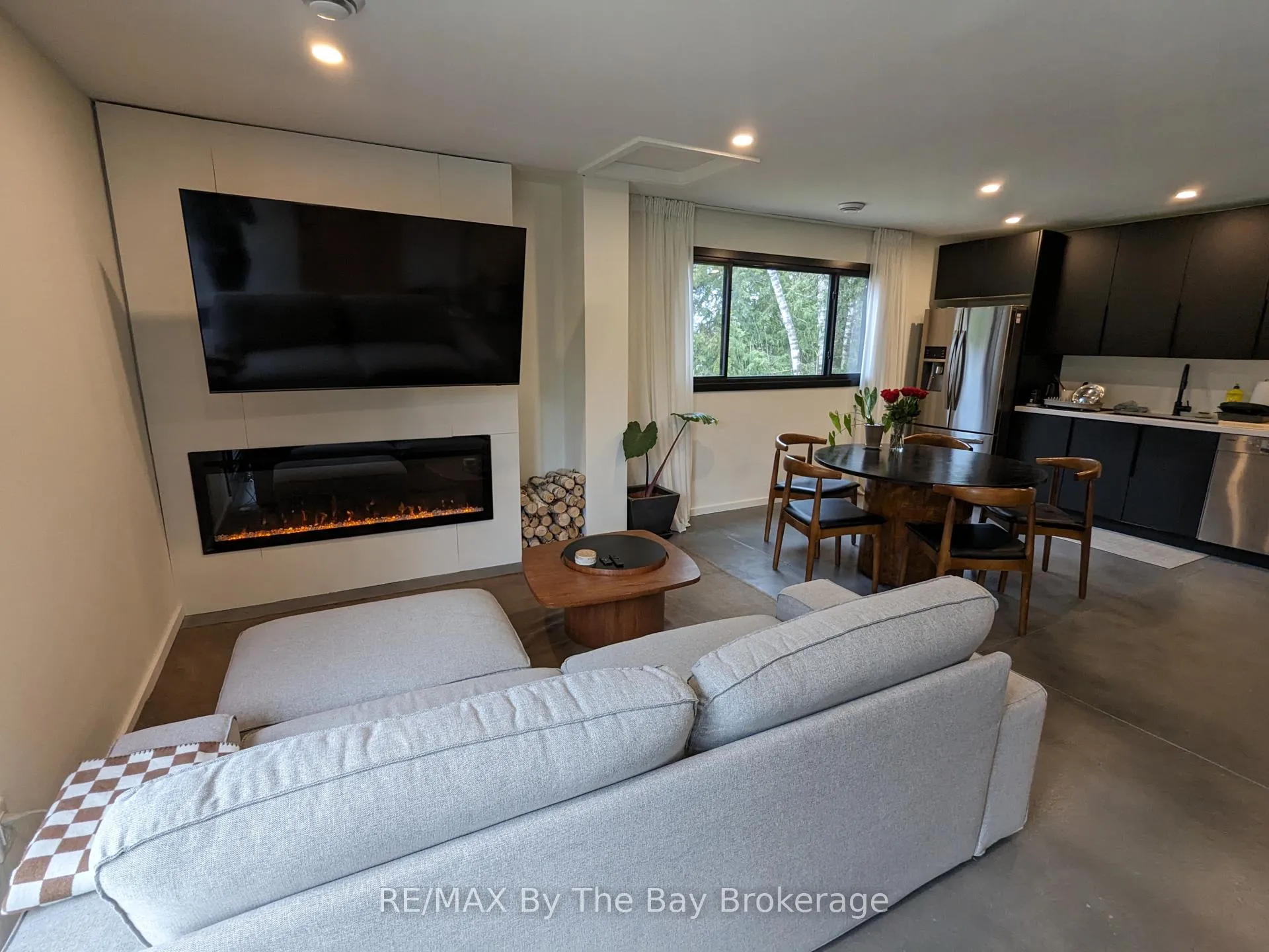Photo 3 of 117 Glenlake Boulevard, Collingwood — HOMEH