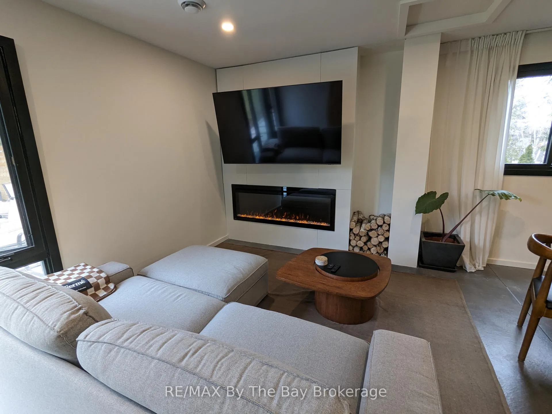 Photo 4 of 117 Glenlake Boulevard, Collingwood — HOMEH