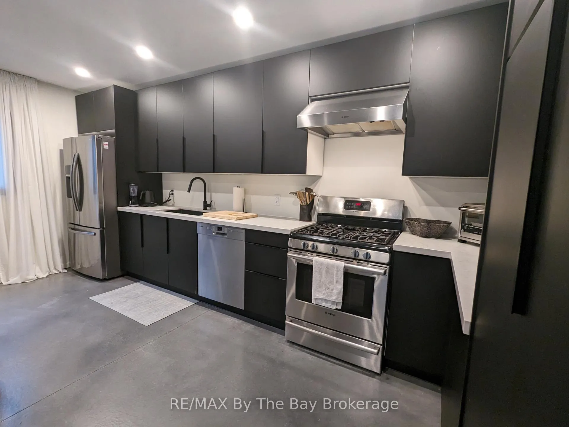 Photo 6 of 117 Glenlake Boulevard, Collingwood — HOMEH
