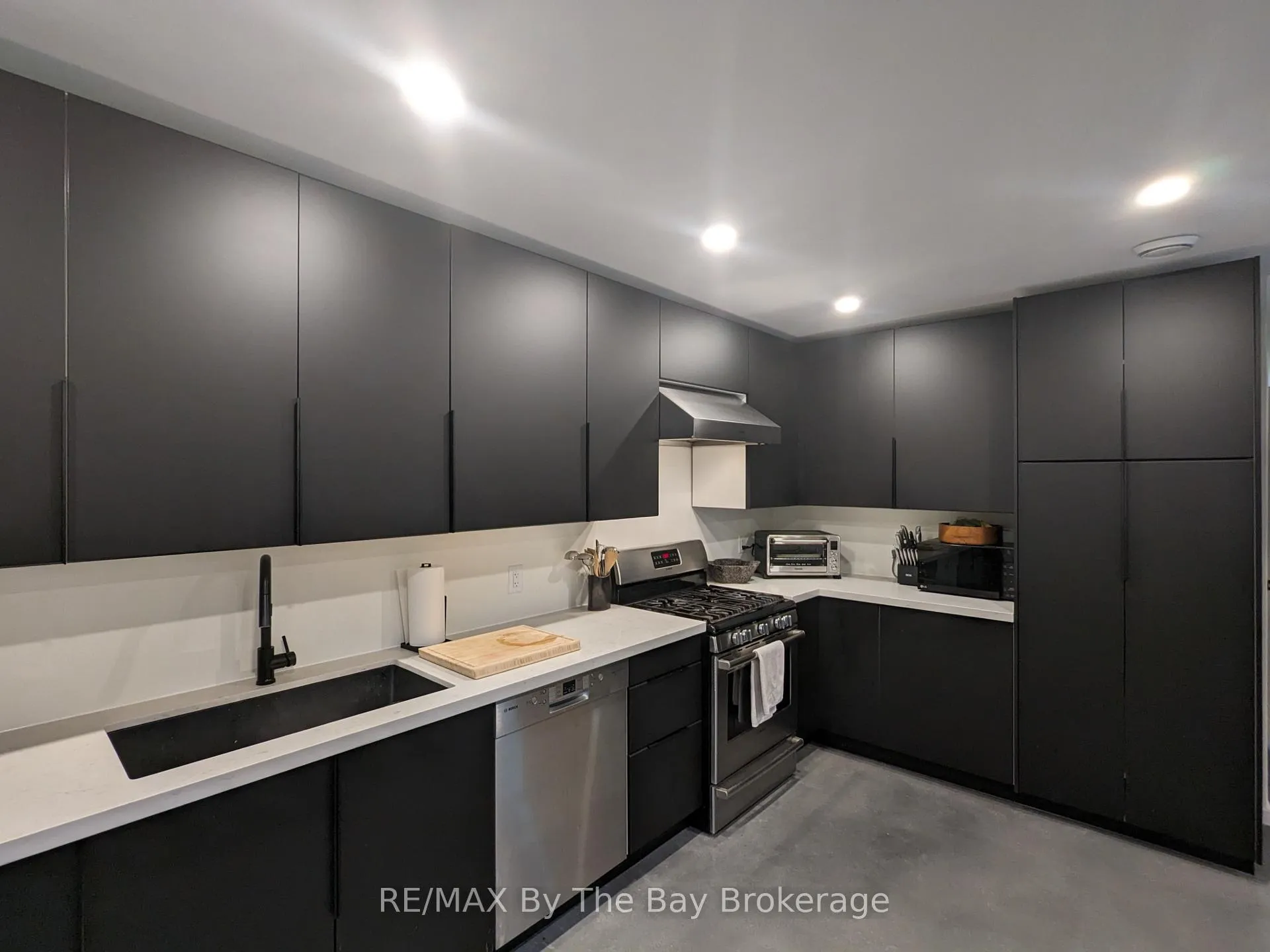 Photo 7 of 117 Glenlake Boulevard, Collingwood — HOMEH