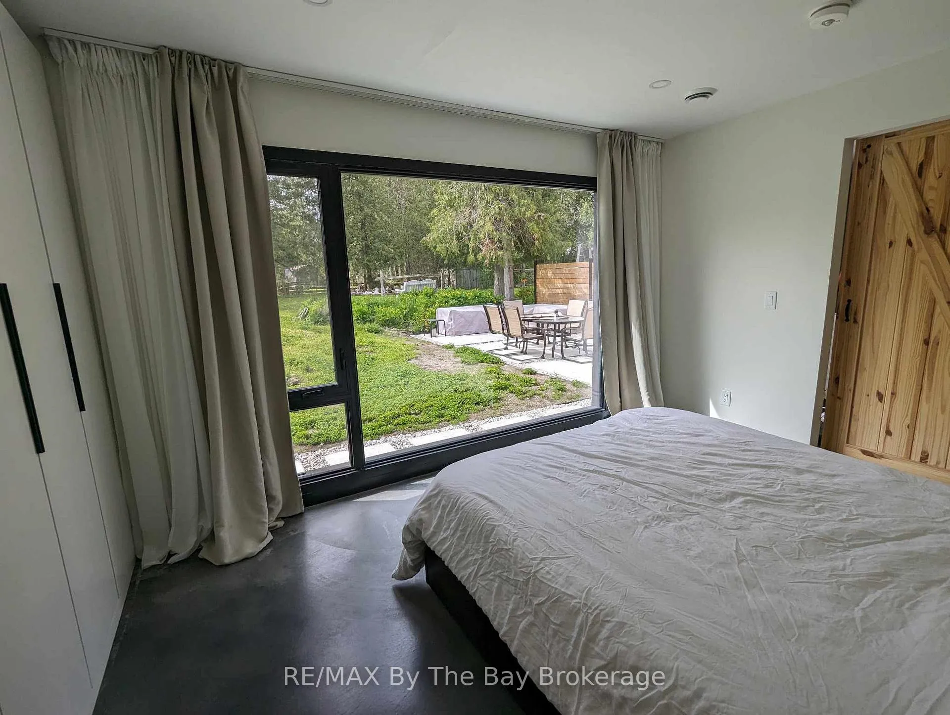 Photo 8 of 117 Glenlake Boulevard, Collingwood — HOMEH