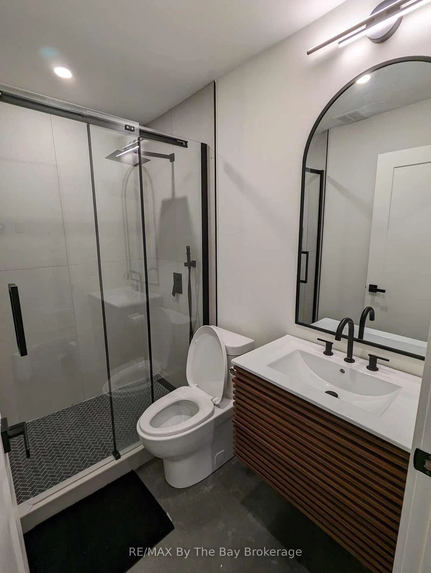 Photo 9 of 117 Glenlake Boulevard, Collingwood — HOMEH