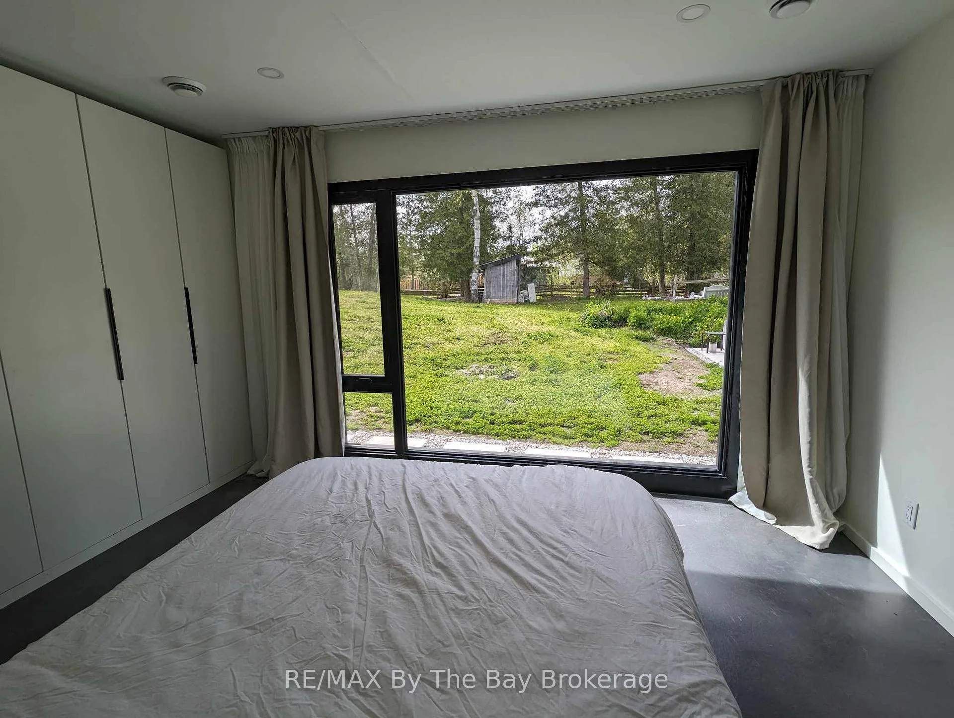 Photo 11 of 117 Glenlake Boulevard, Collingwood — HOMEH