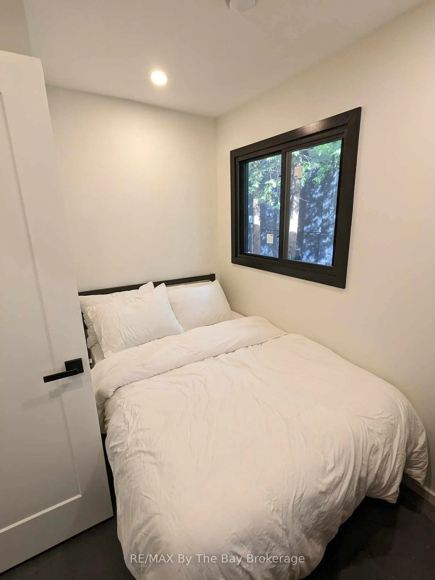 Photo 12 of 117 Glenlake Boulevard, Collingwood — HOMEH