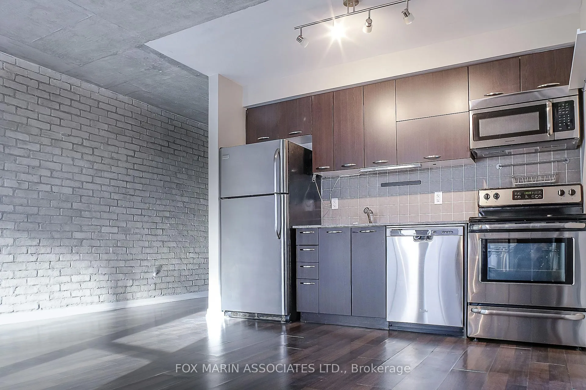 Photo 3 of Unit 828, 38 Joe Shuster Way, Toronto, Niagara — HOMEH