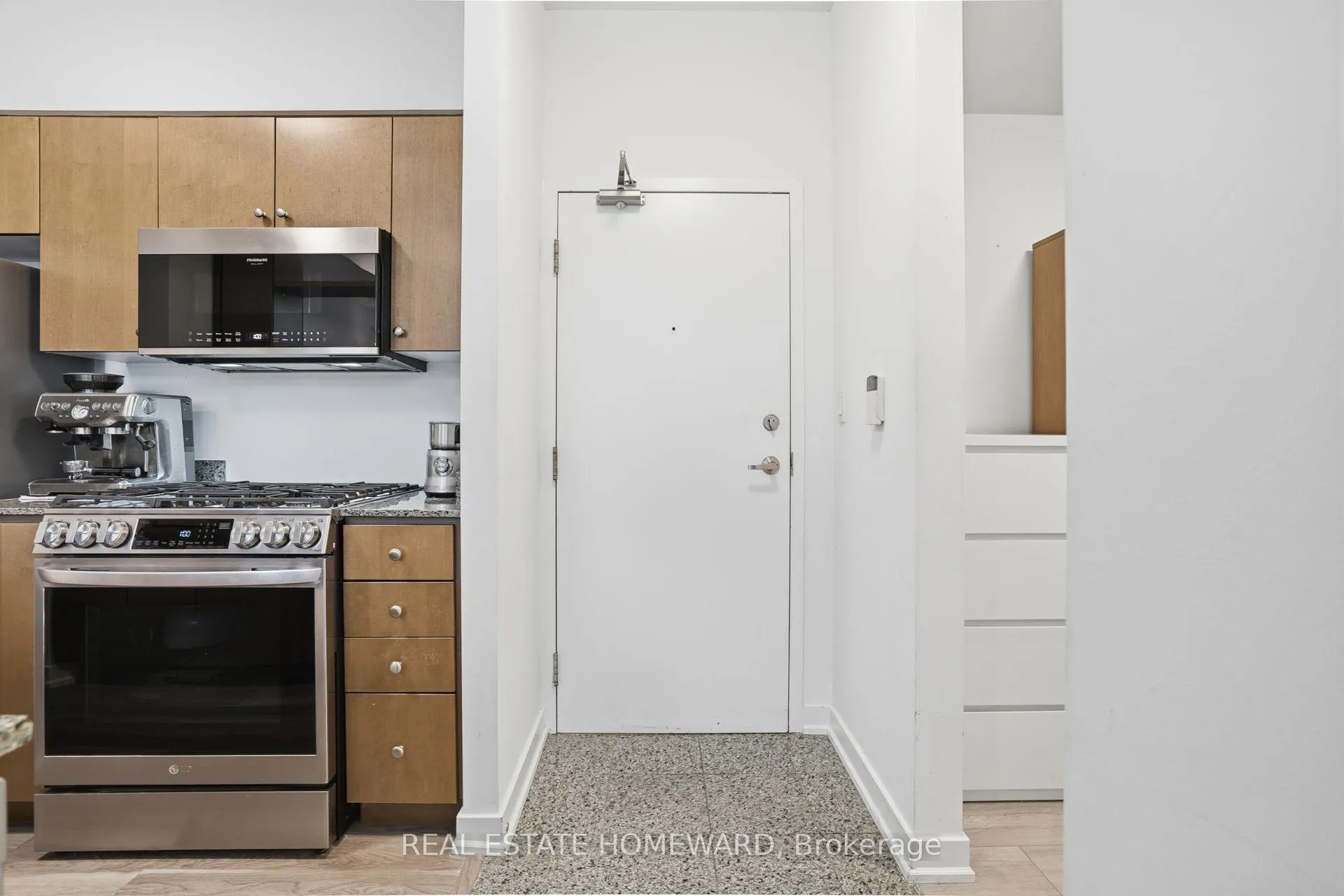 Photo 6 of Unit 708, 9 Spadina Avenue, Toronto, Waterfront Communities — HOMEH