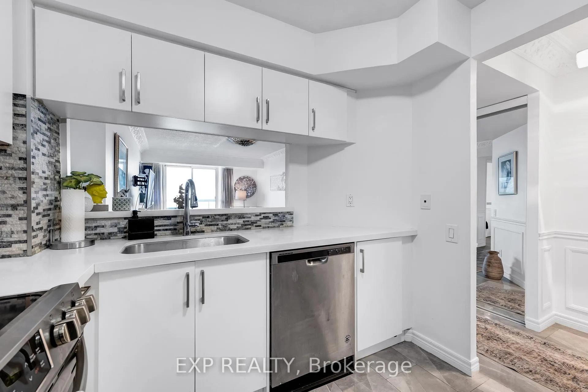 Photo 8 of Unit 810, 2 Covington Road, Toronto, Englemount-Lawrence — HOMEH