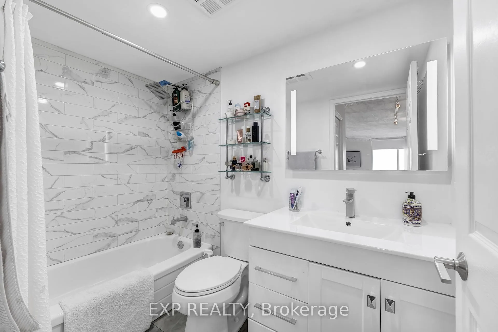Photo 18 of Unit 810, 2 Covington Road, Toronto, Englemount-Lawrence — HOMEH