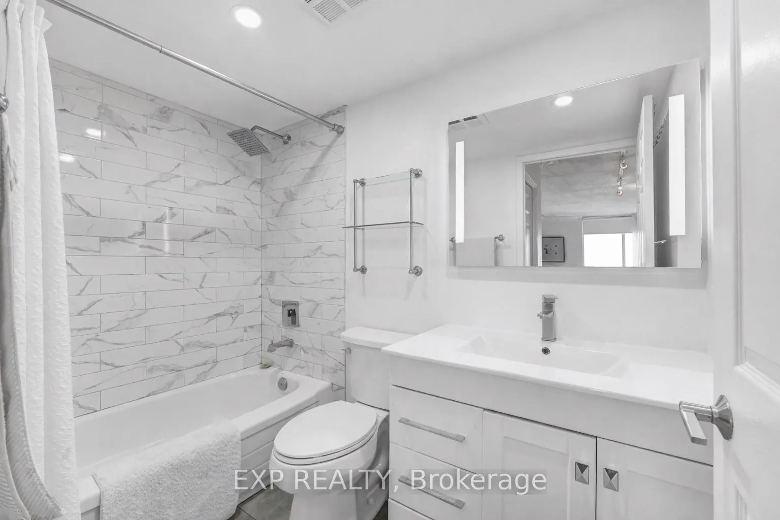 Photo 19 of Unit 810, 2 Covington Road, Toronto, Englemount-Lawrence — HOMEH