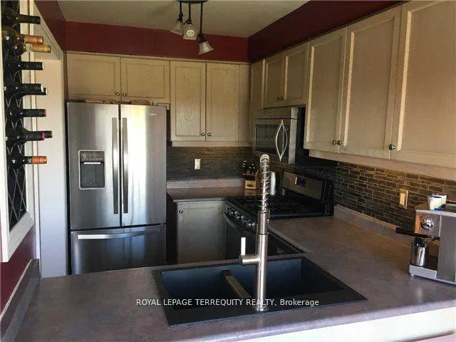 Photo 4 of 284 Pinnacle Trail, Aurora, Bayview Wellington — HOMEH