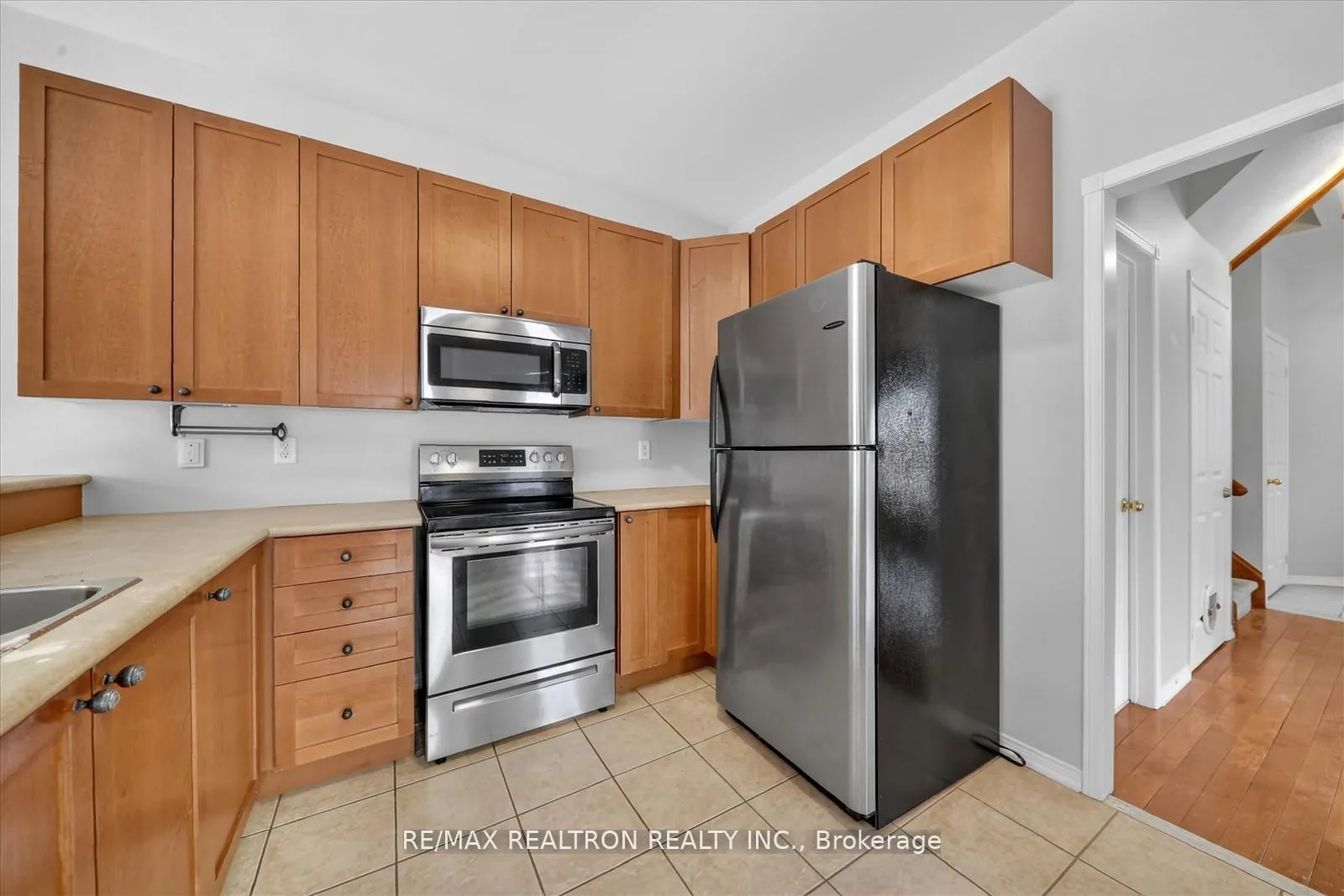 Photo 9 of 94 Bayberry Court, Whitby, Brooklin — HOMEH