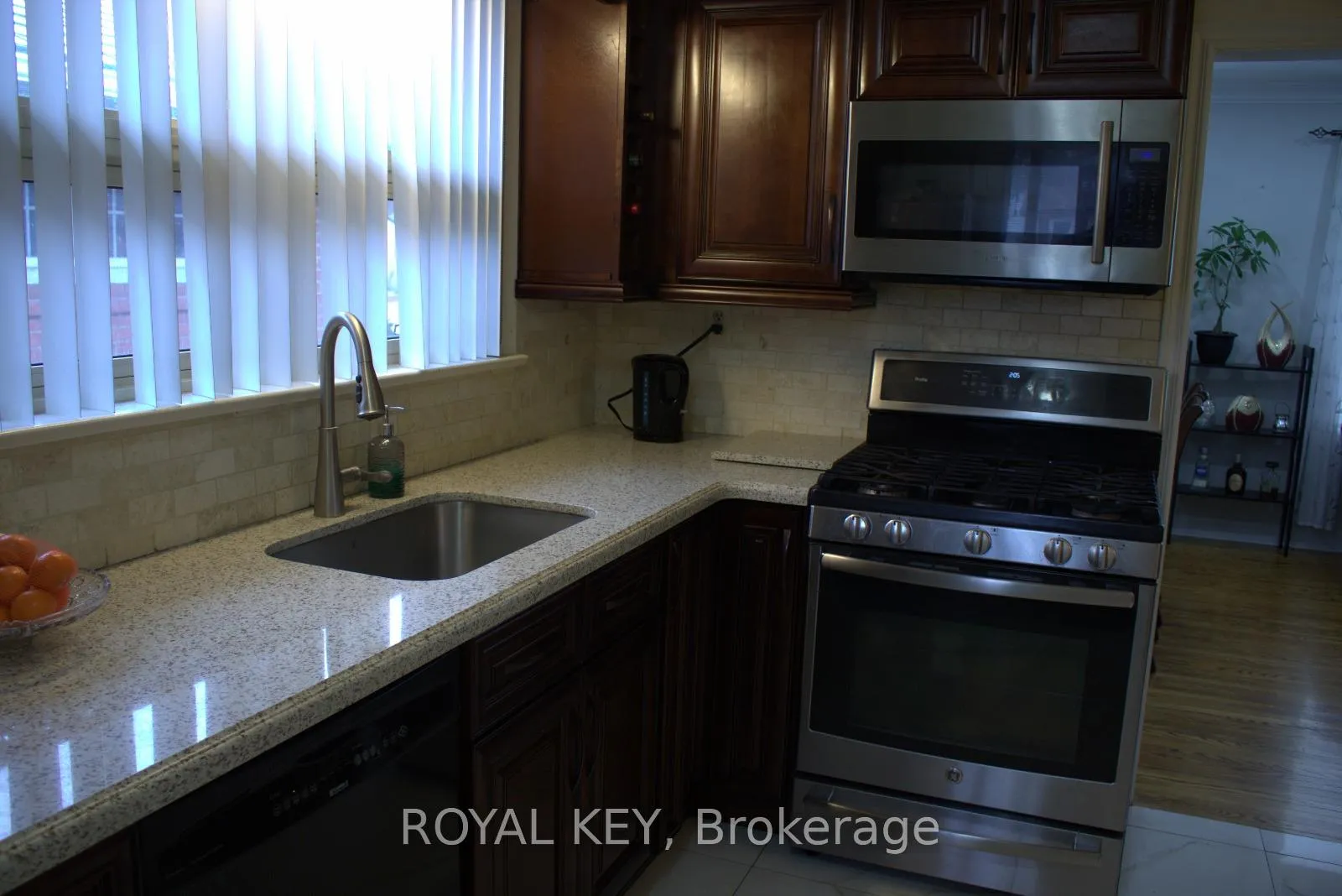 Photo 7 of 20 Kennebec Crescent, Etobicoke, Rexdale-Kipling — HOMEH