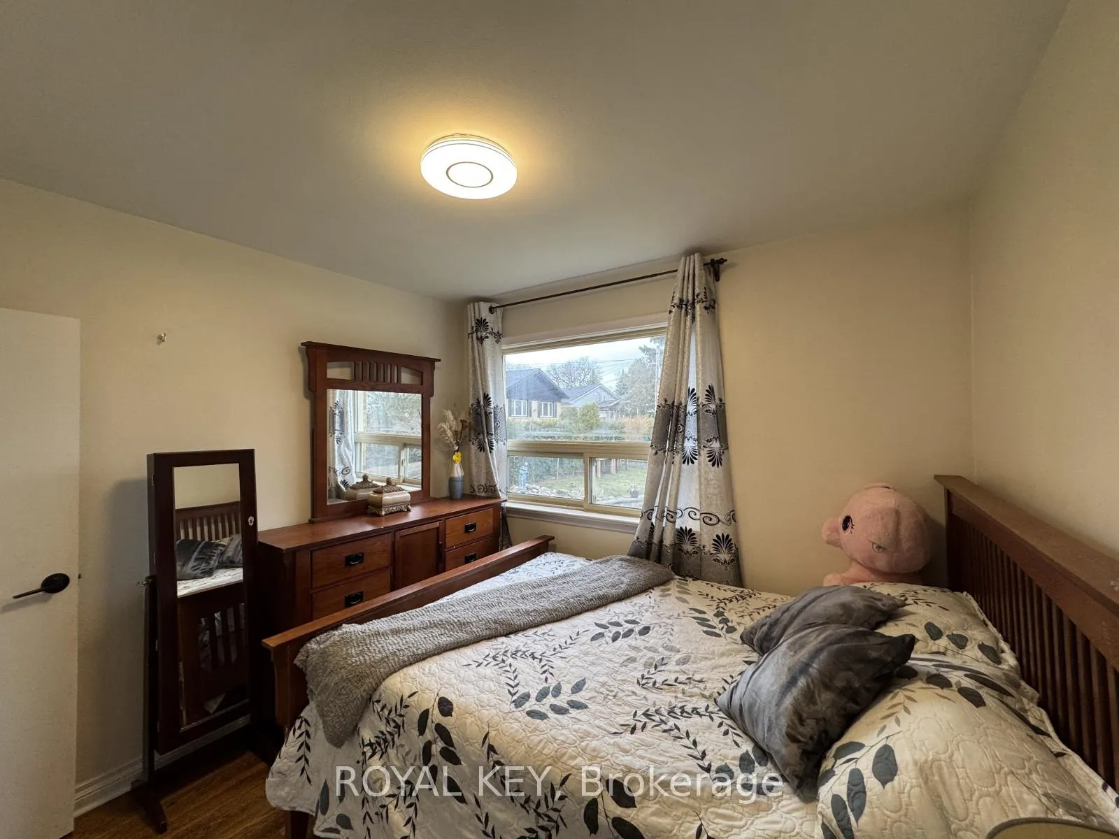 Photo 10 of 20 Kennebec Crescent, Etobicoke, Rexdale-Kipling — HOMEH
