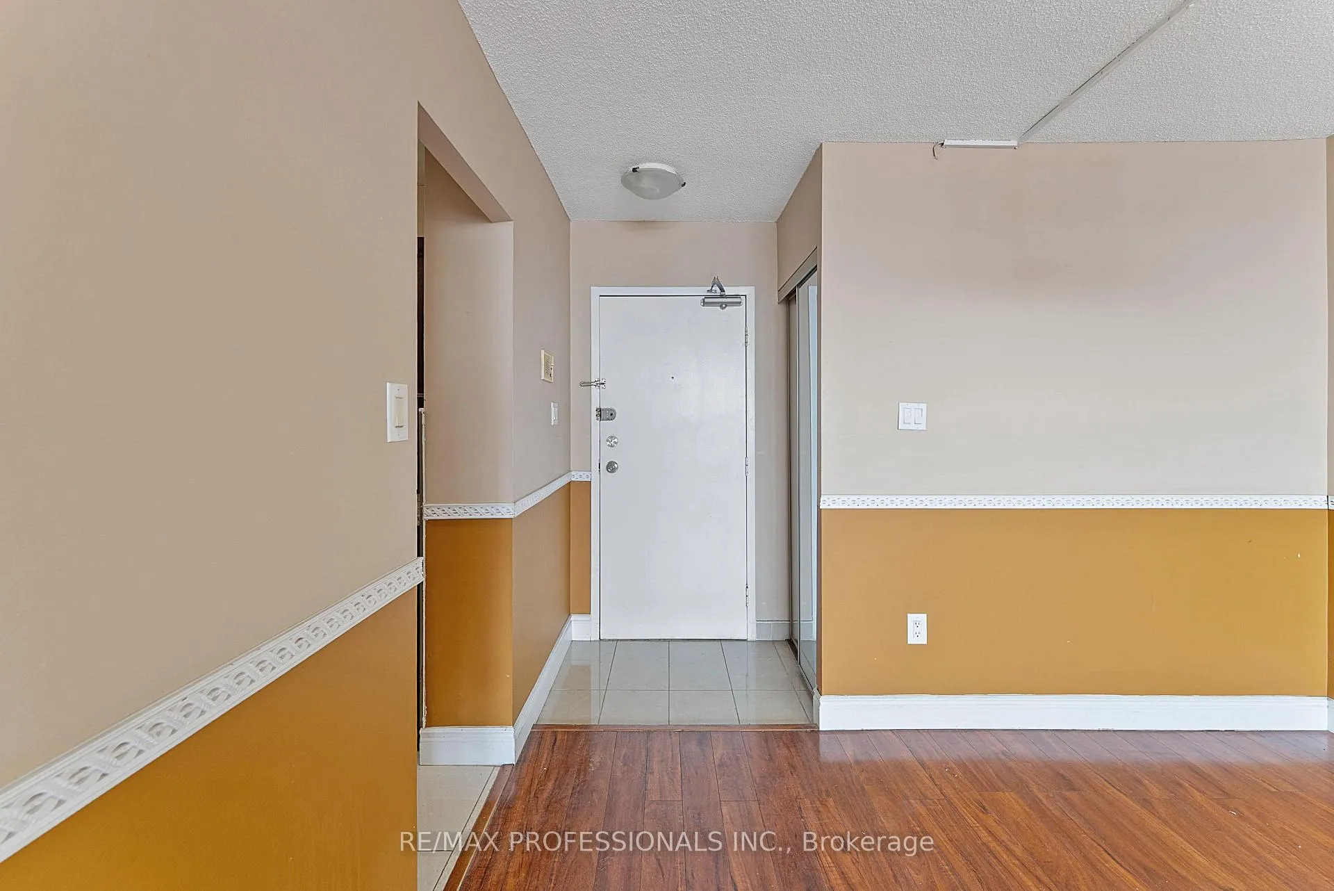 Photo 4 of Unit 1405, 390 Dixon Road, Etobicoke, Kingsview Village-The Westway — HOMEH