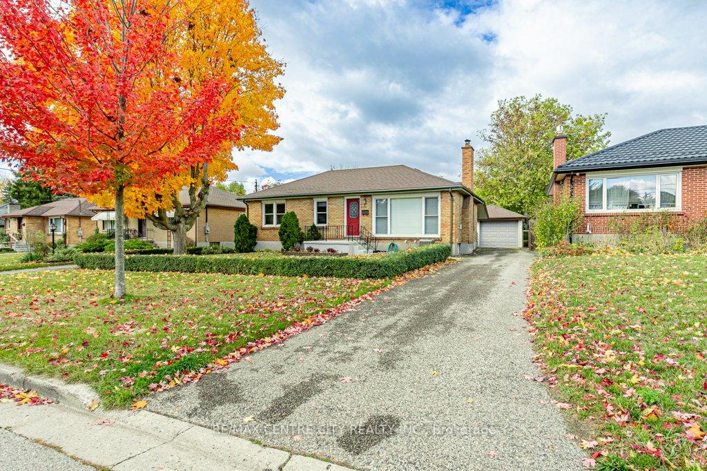 Front of 165 Ellsworth Crescent