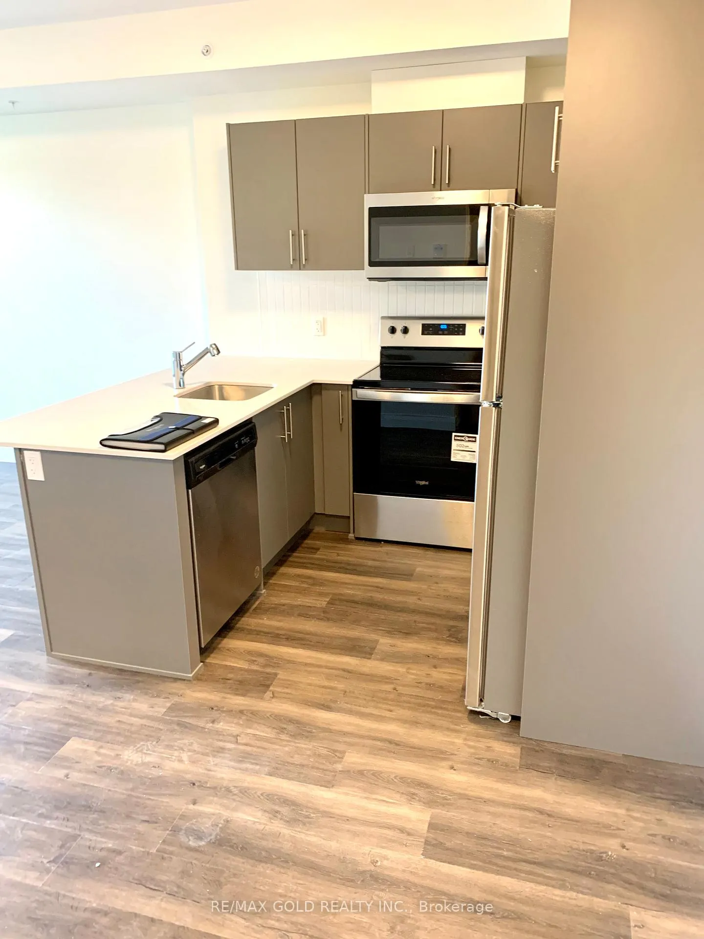 Photo 3 of Unit 412, 103 Roger Street N, Waterloo, Uptown Waterloo — HOMEH