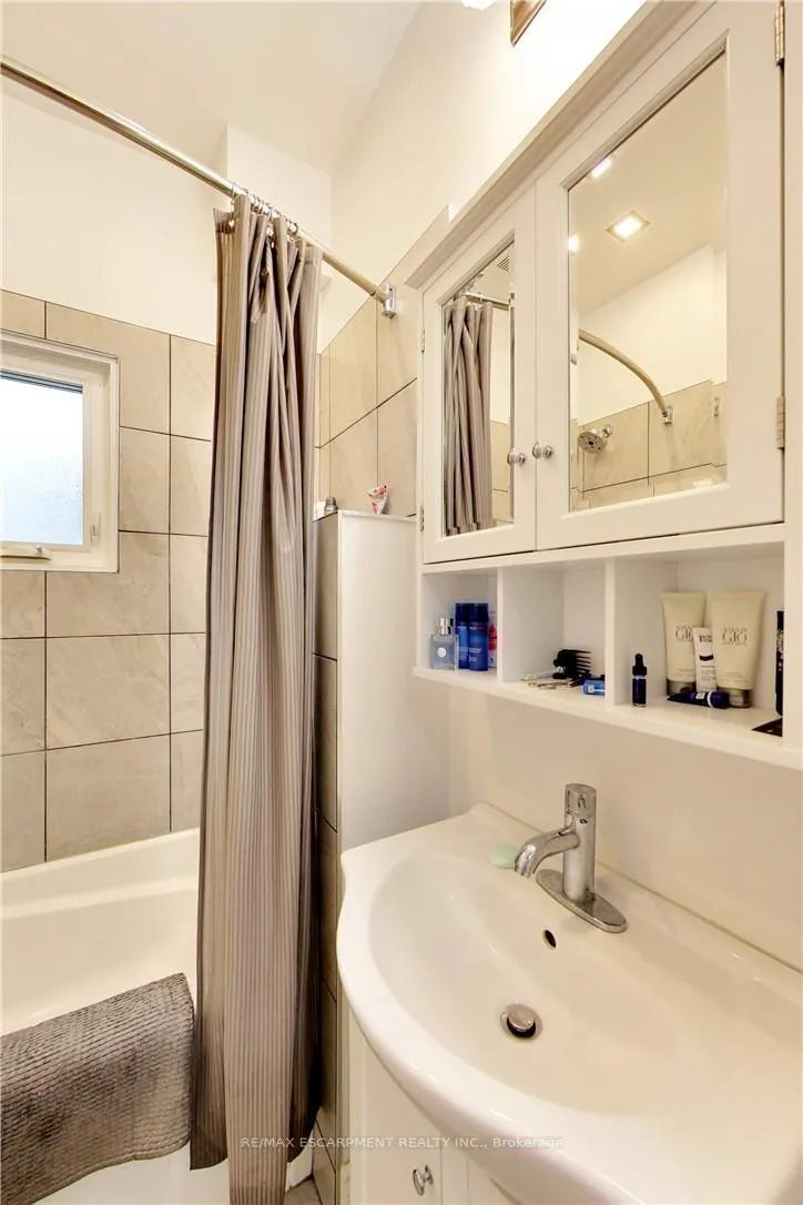Photo 4 of Unit East #1, 122 Forsyth Street E, Sarnia — HOMEH