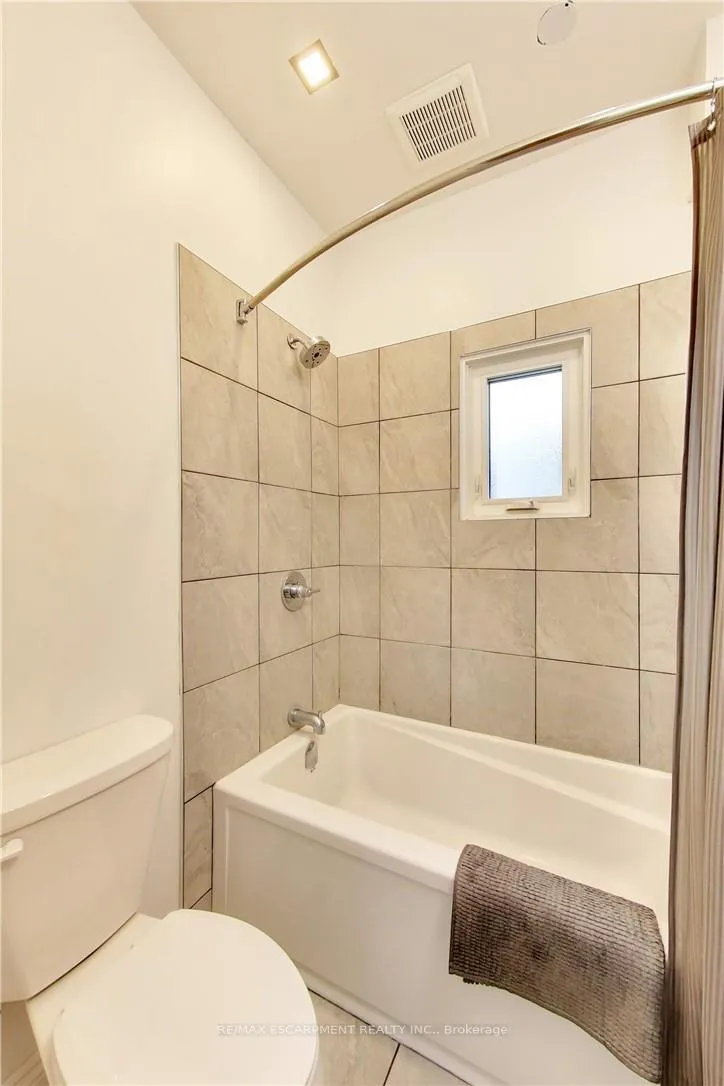 Photo 5 of Unit East #1, 122 Forsyth Street E, Sarnia — HOMEH