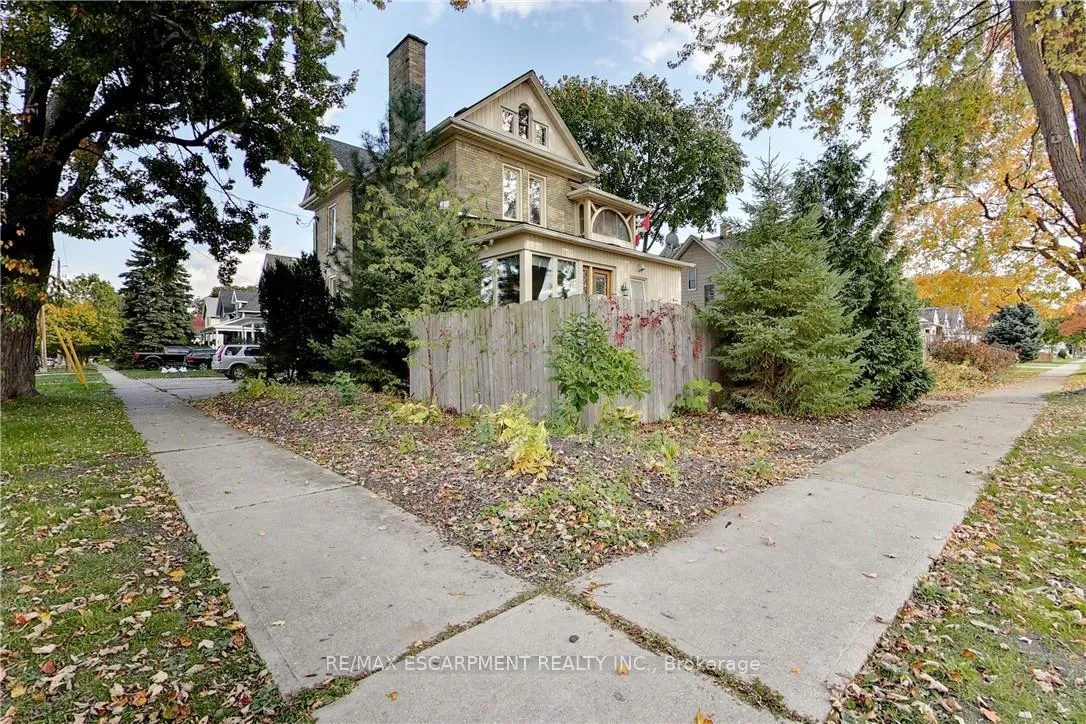 Photo 6 of Unit East #1, 122 Forsyth Street E, Sarnia — HOMEH