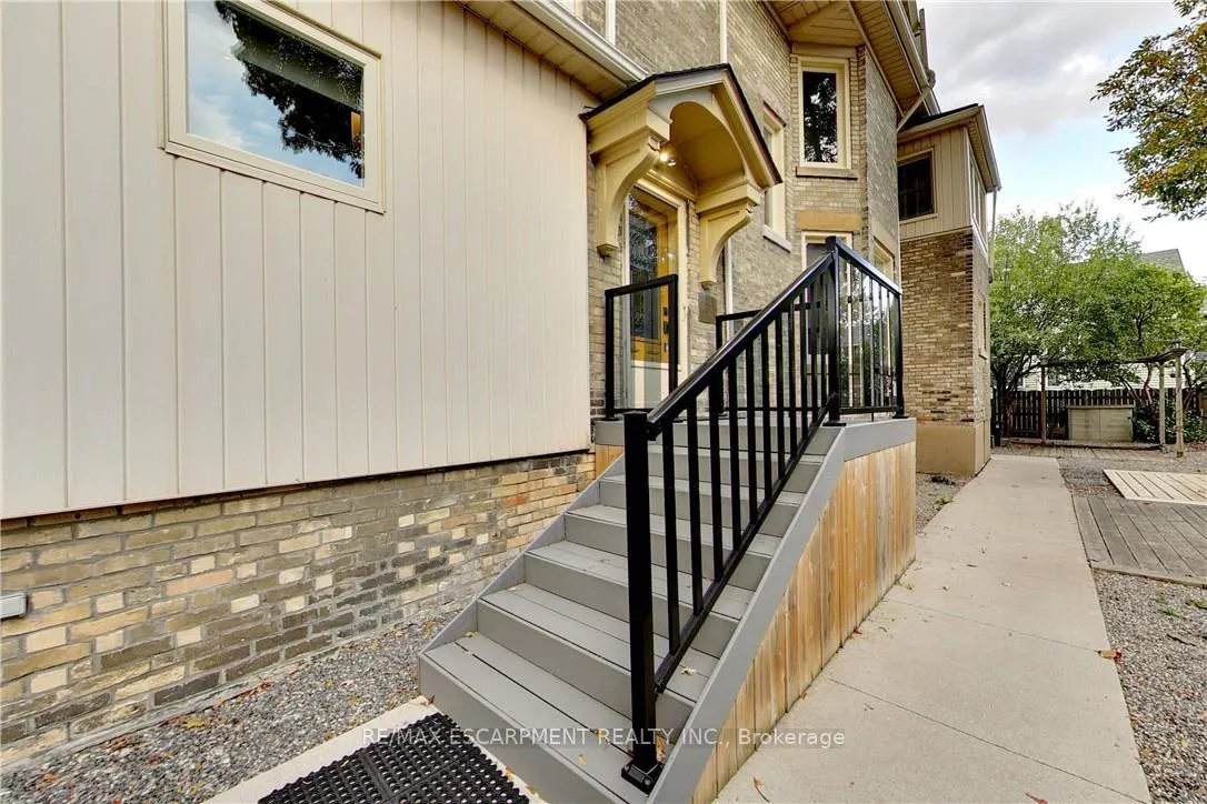 Photo 7 of Unit East #1, 122 Forsyth Street E, Sarnia — HOMEH