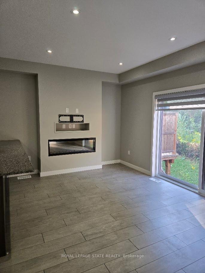 Photo 4 of 940 Robert Ferrie Drive, Kitchener — HOMEH