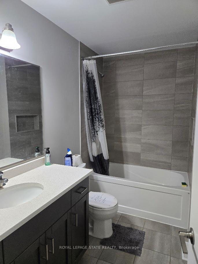 Photo 10 of 940 Robert Ferrie Drive, Kitchener — HOMEH