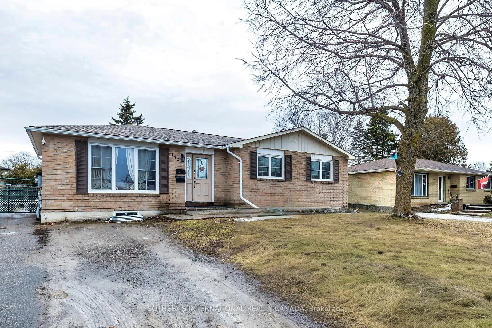 Front of 142 Sanderling Crescent N