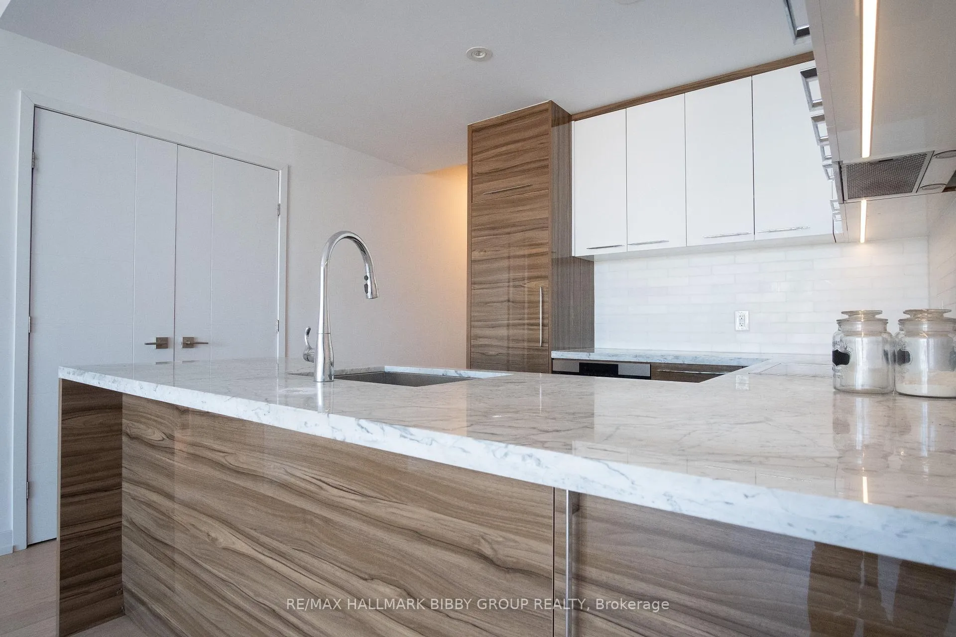 Photo 4 of Unit 2106, 488 University Avenue, Toronto, Kensington-Chinatown — HOMEH