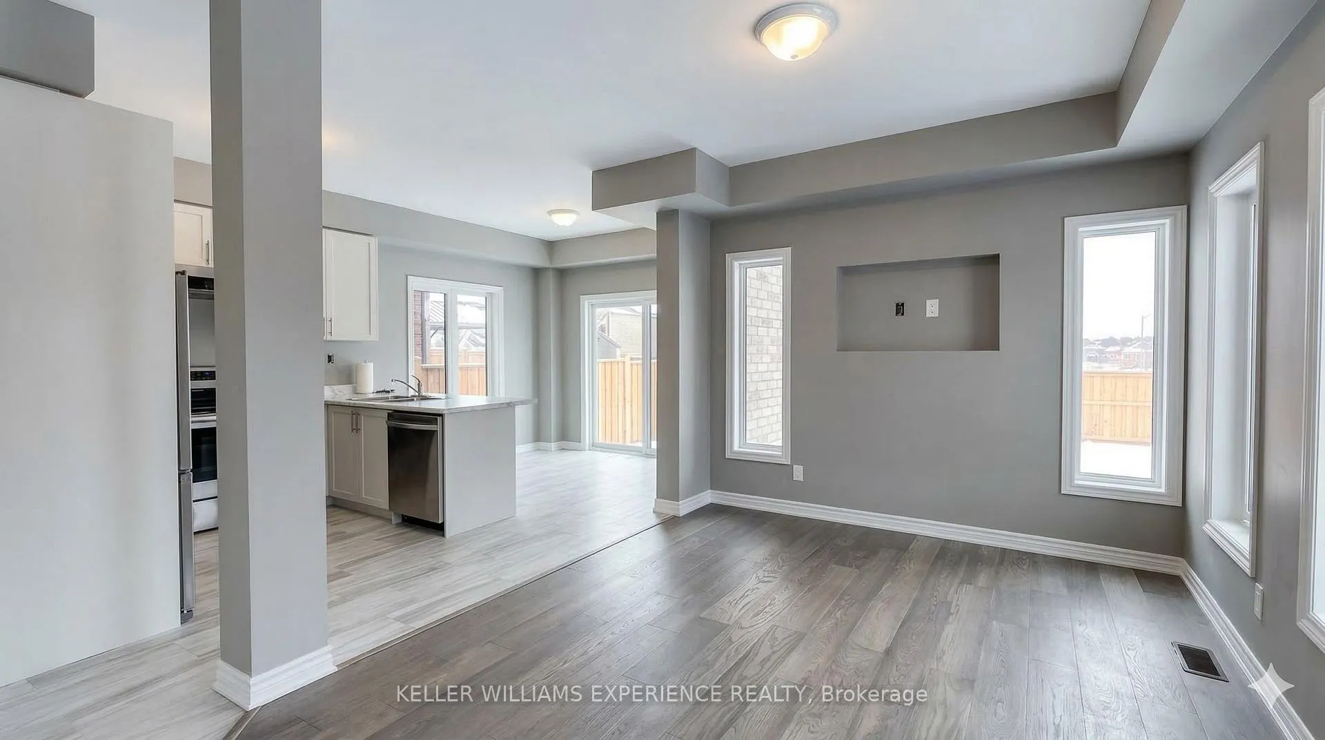 Photo 2 of 147 Sun King Crescent, Barrie, Innis-Shore — HOMEH