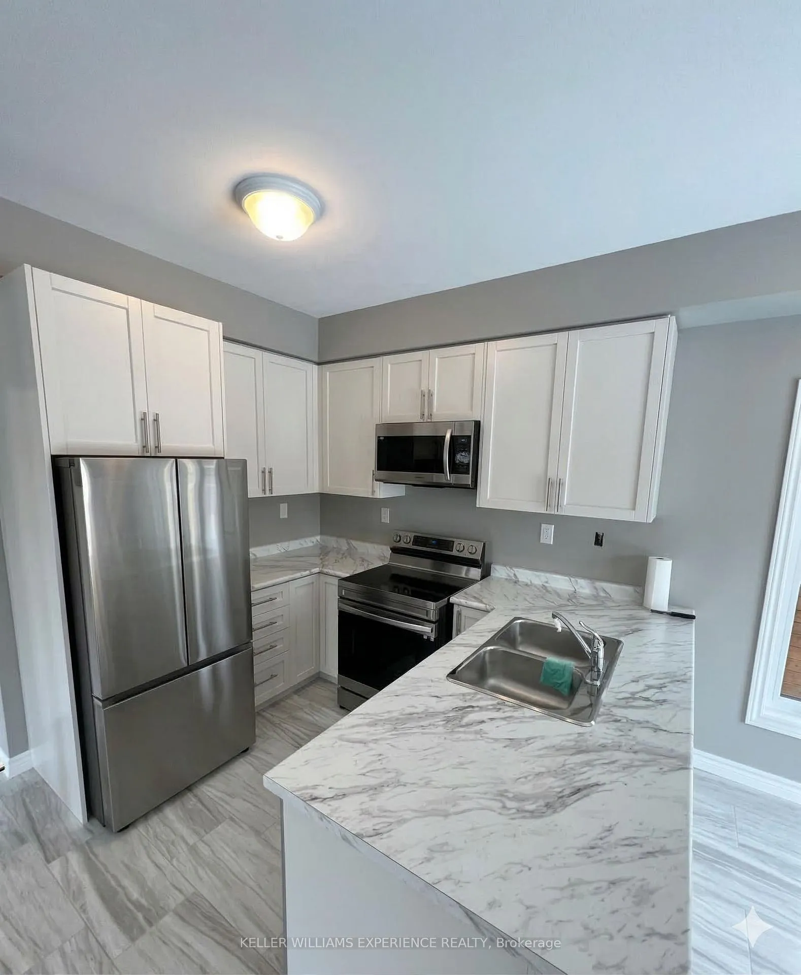 Photo 3 of 147 Sun King Crescent, Barrie, Innis-Shore — HOMEH