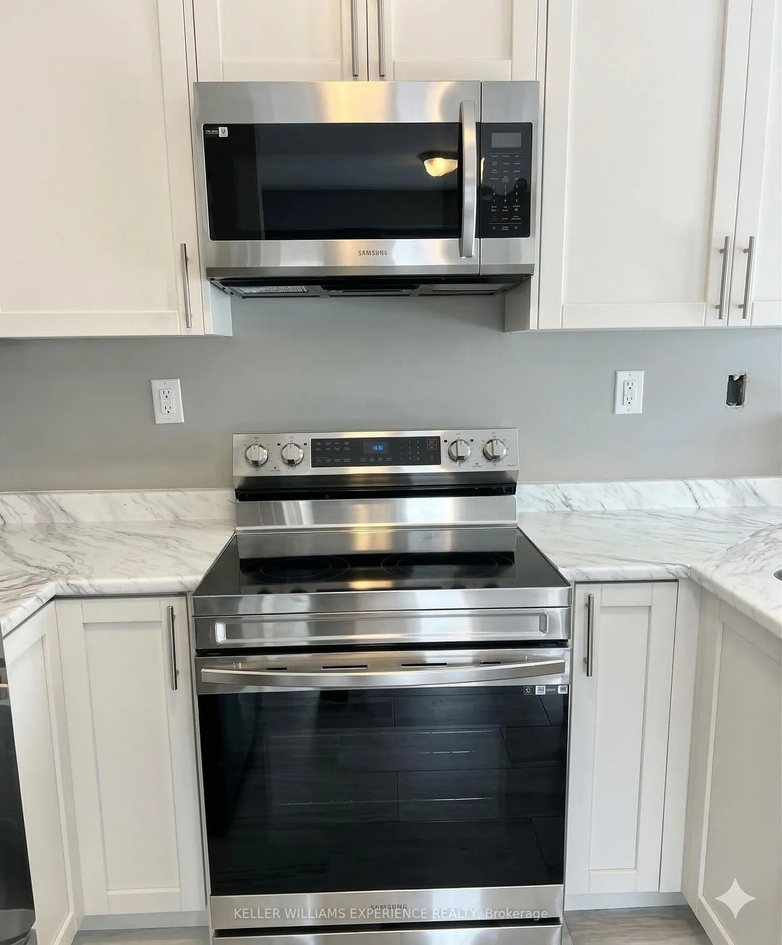 Photo 4 of 147 Sun King Crescent, Barrie, Innis-Shore — HOMEH