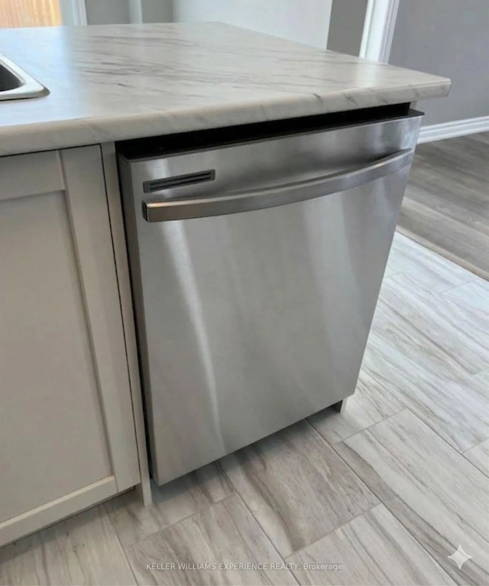 Photo 6 of 147 Sun King Crescent, Barrie, Innis-Shore — HOMEH
