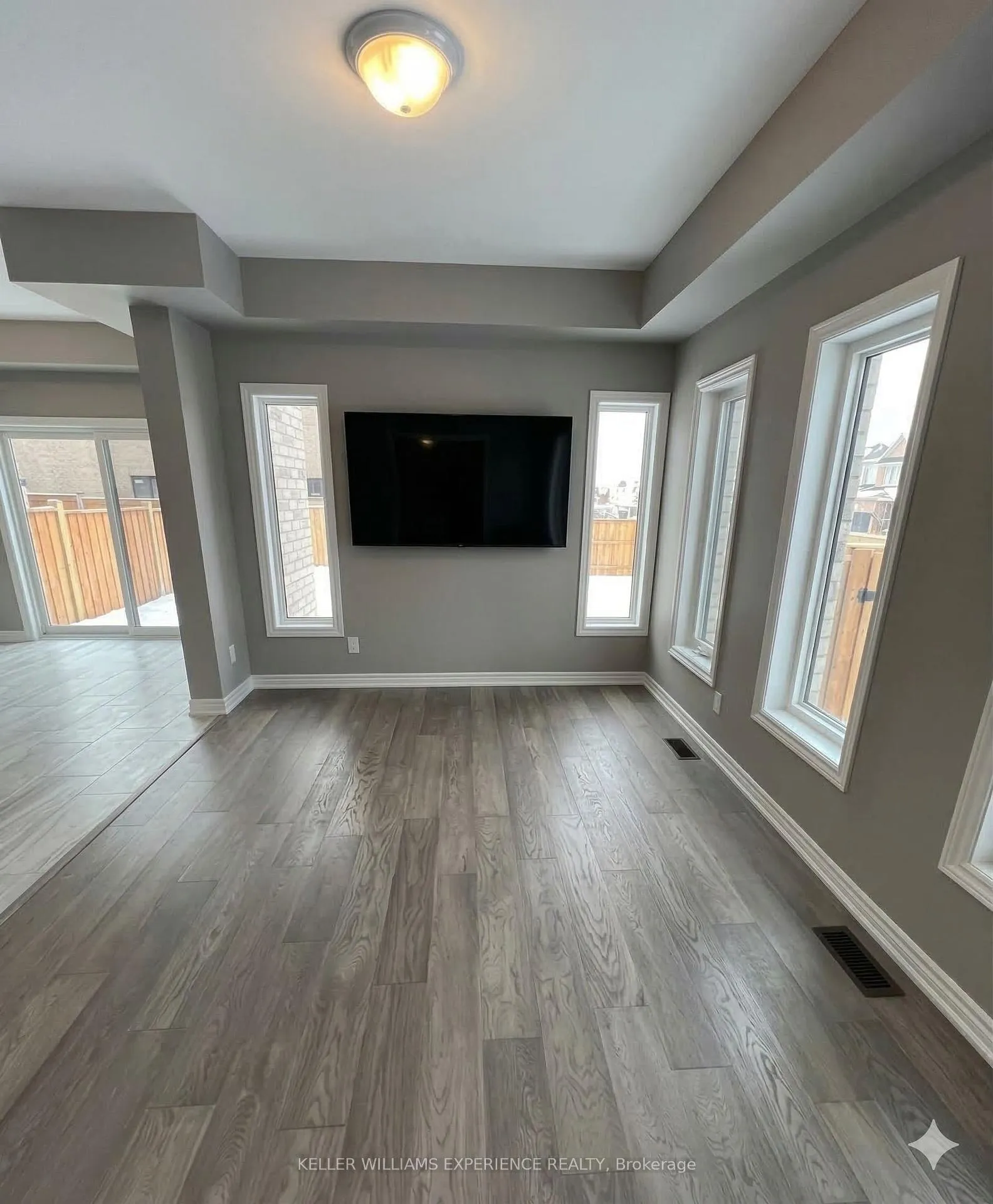 Photo 8 of 147 Sun King Crescent, Barrie, Innis-Shore — HOMEH