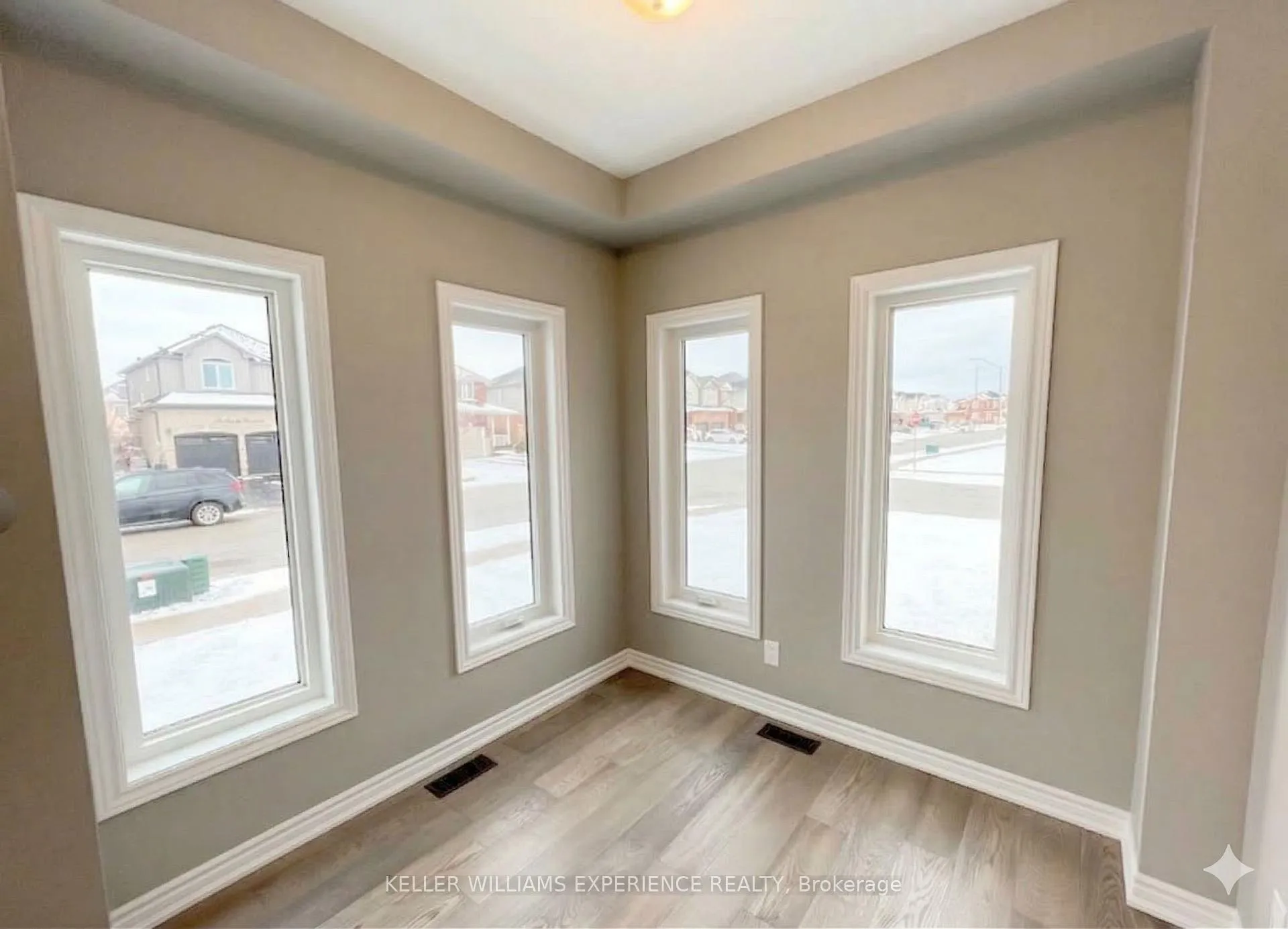 Photo 9 of 147 Sun King Crescent, Barrie, Innis-Shore — HOMEH