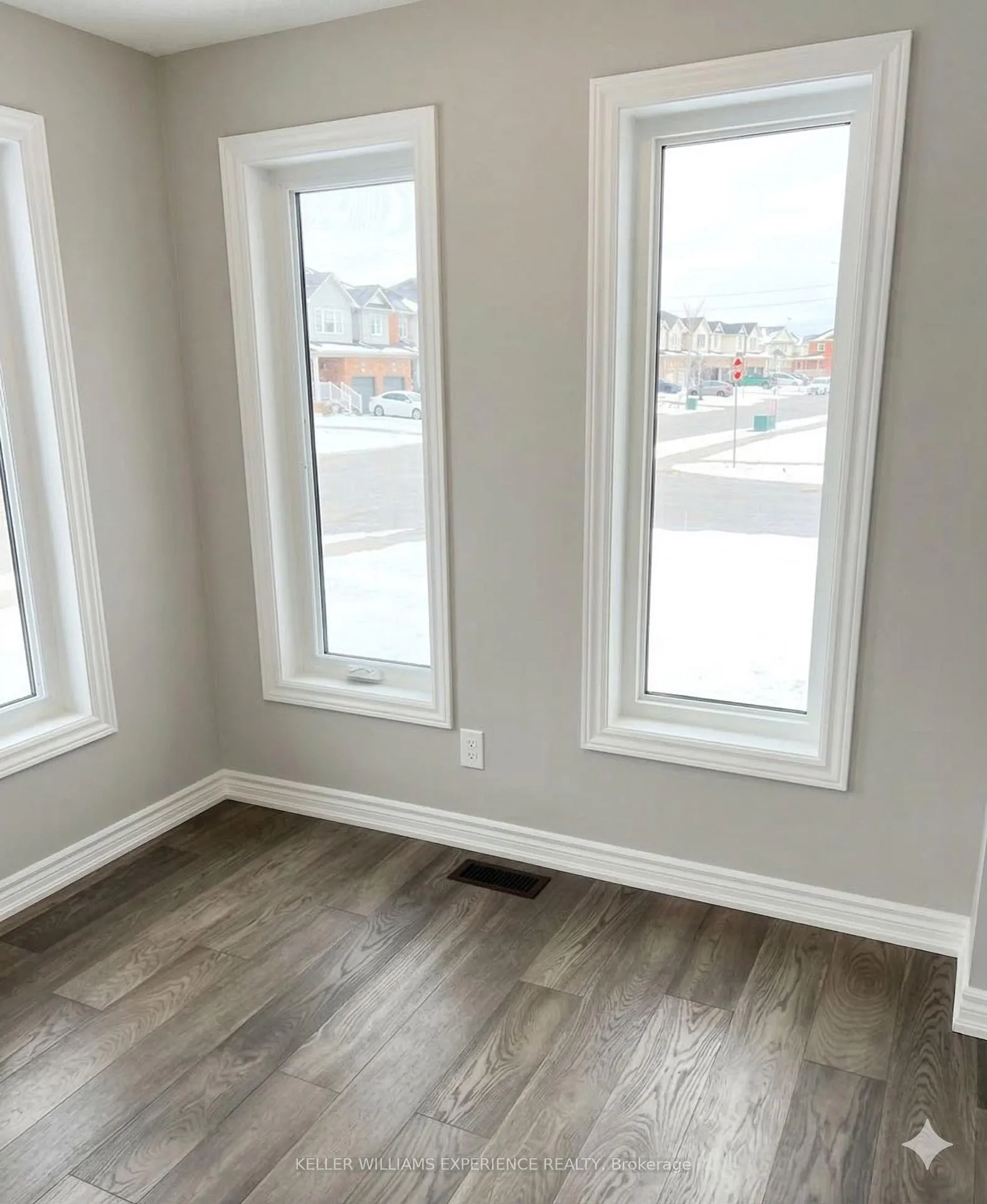 Photo 10 of 147 Sun King Crescent, Barrie, Innis-Shore — HOMEH