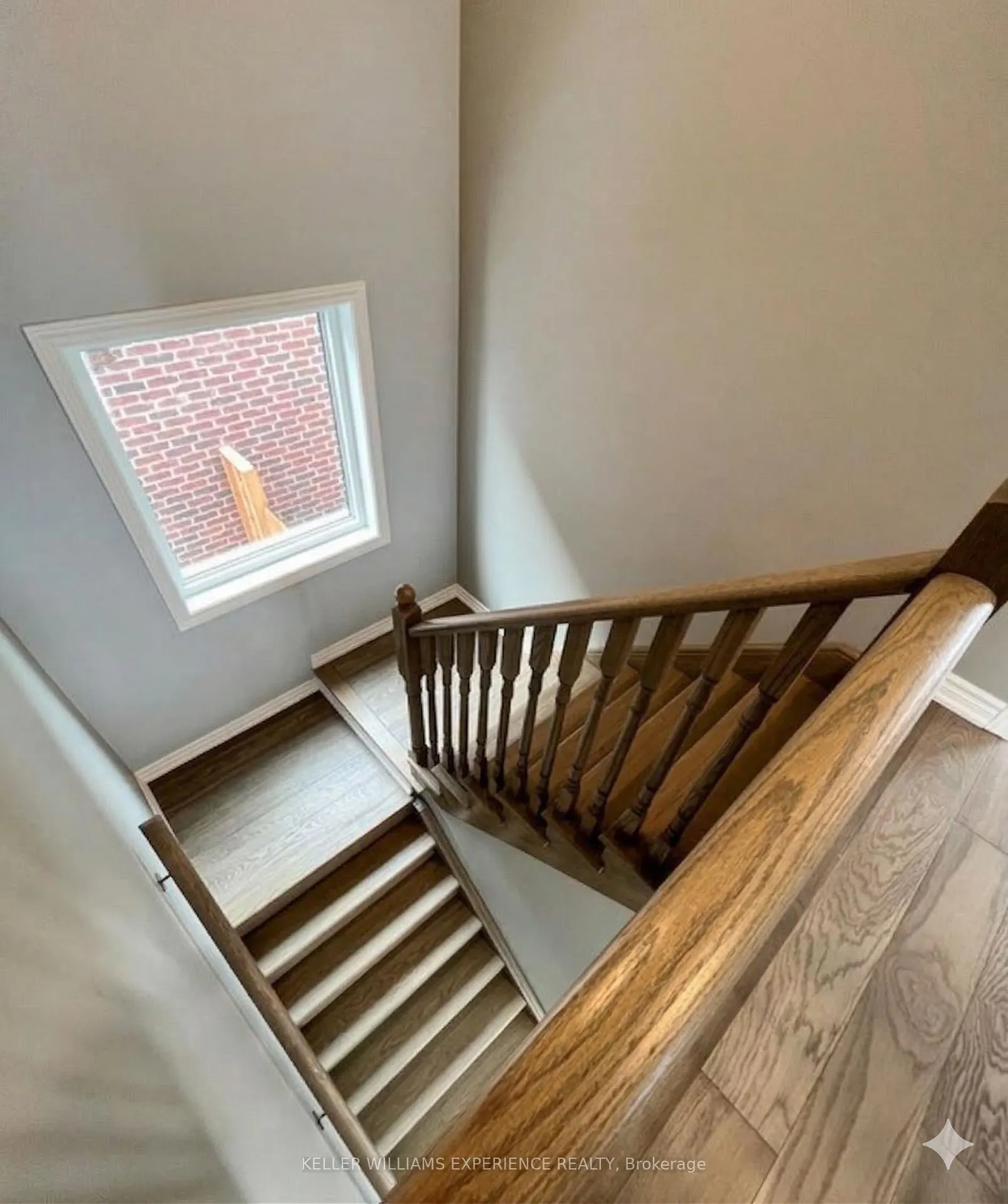 Photo 11 of 147 Sun King Crescent, Barrie, Innis-Shore — HOMEH
