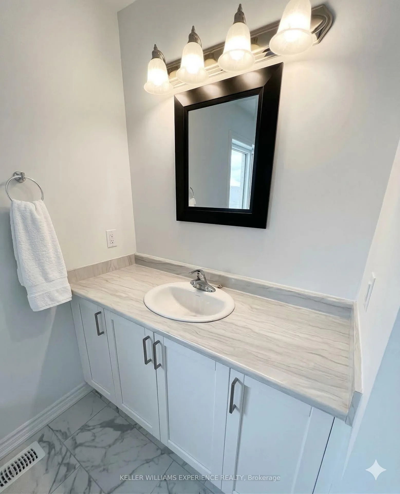 Photo 14 of 147 Sun King Crescent, Barrie, Innis-Shore — HOMEH