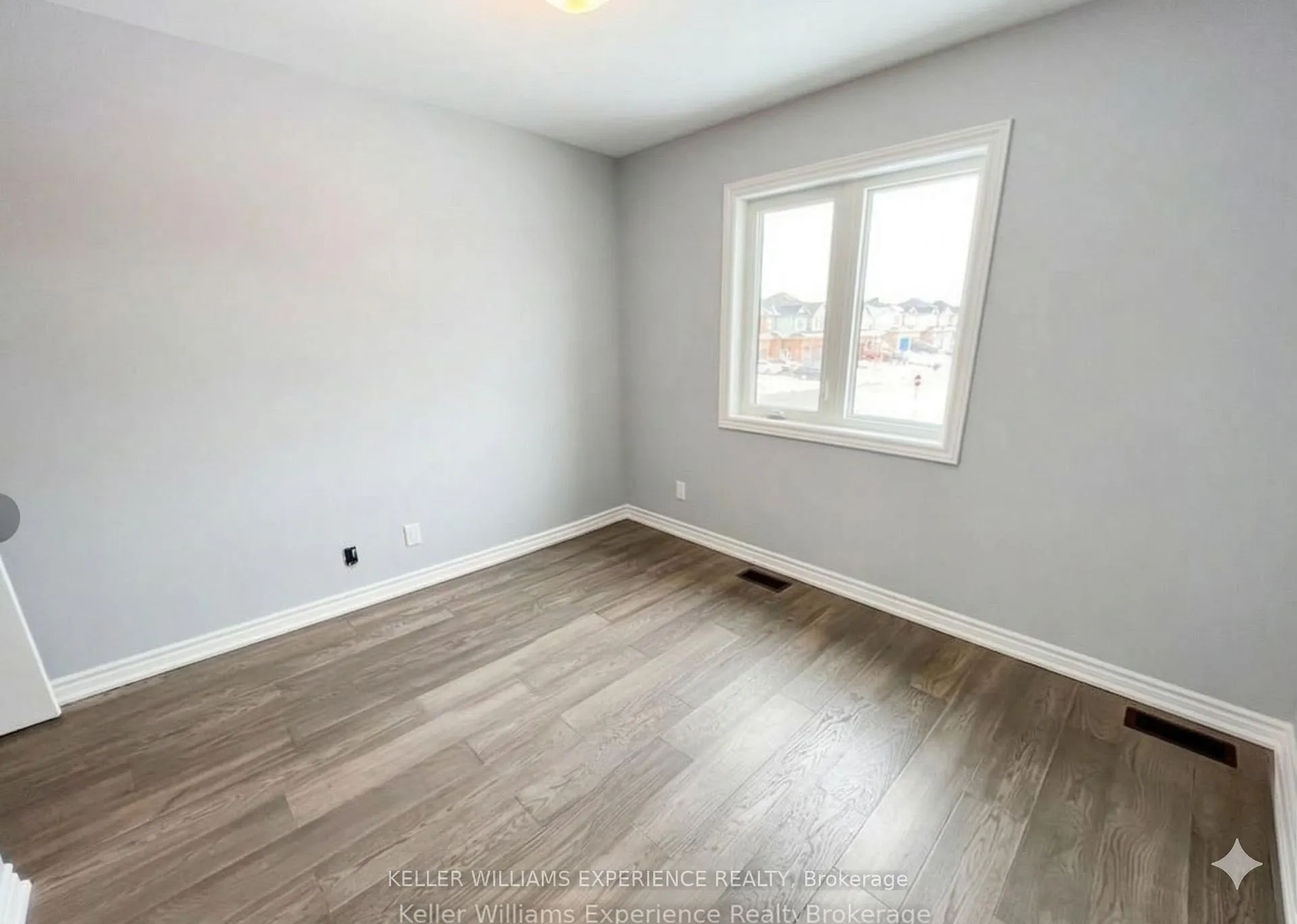Photo 16 of 147 Sun King Crescent, Barrie, Innis-Shore — HOMEH