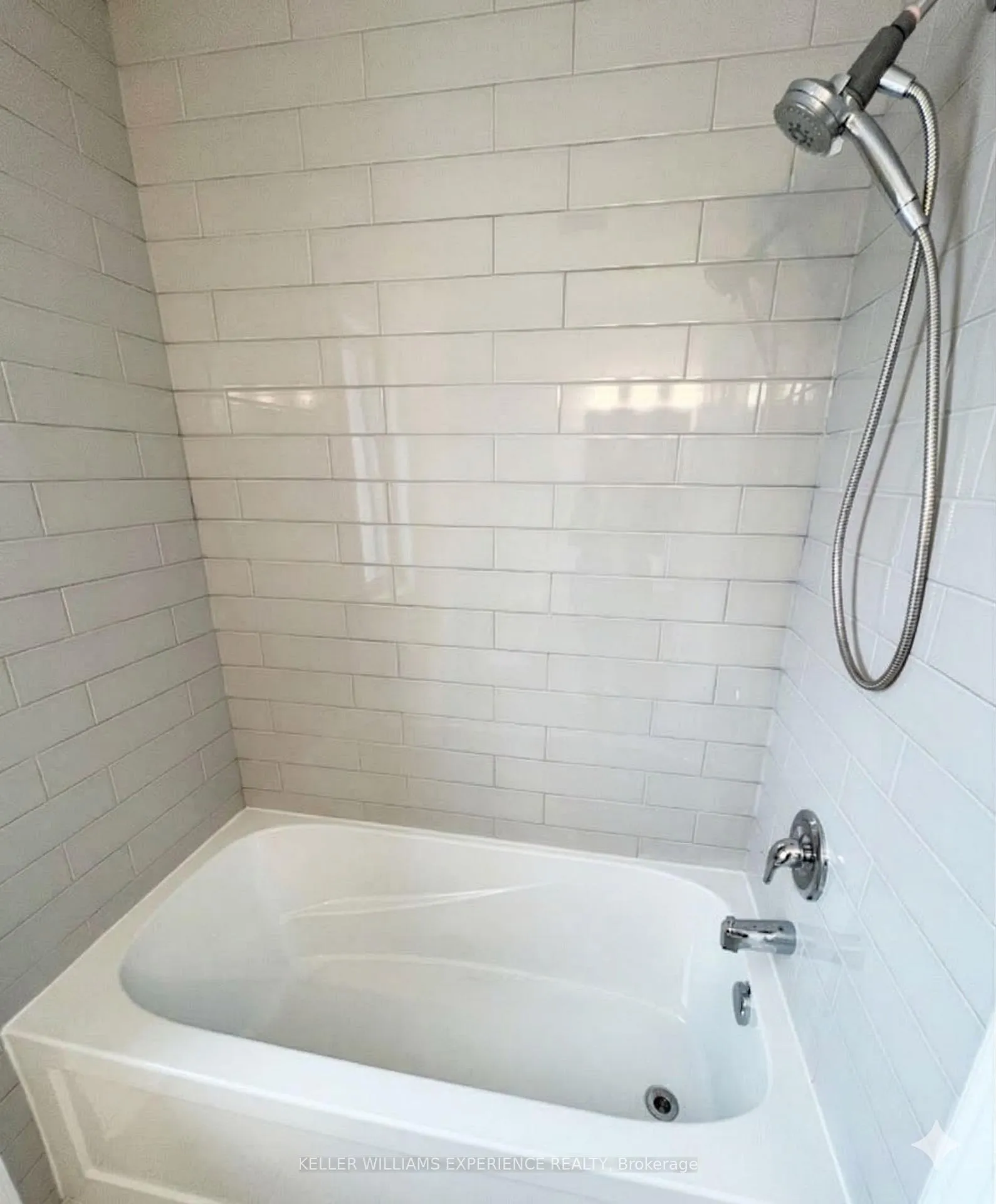 Photo 19 of 147 Sun King Crescent, Barrie, Innis-Shore — HOMEH