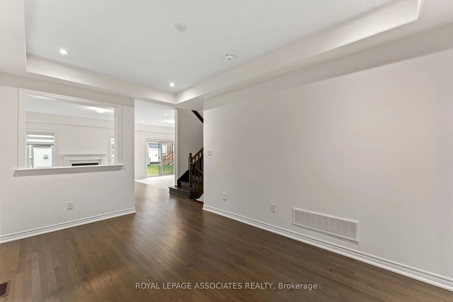 Photo 4 of 3909 Koenig Road E, Burlington, Alton — HOMEH