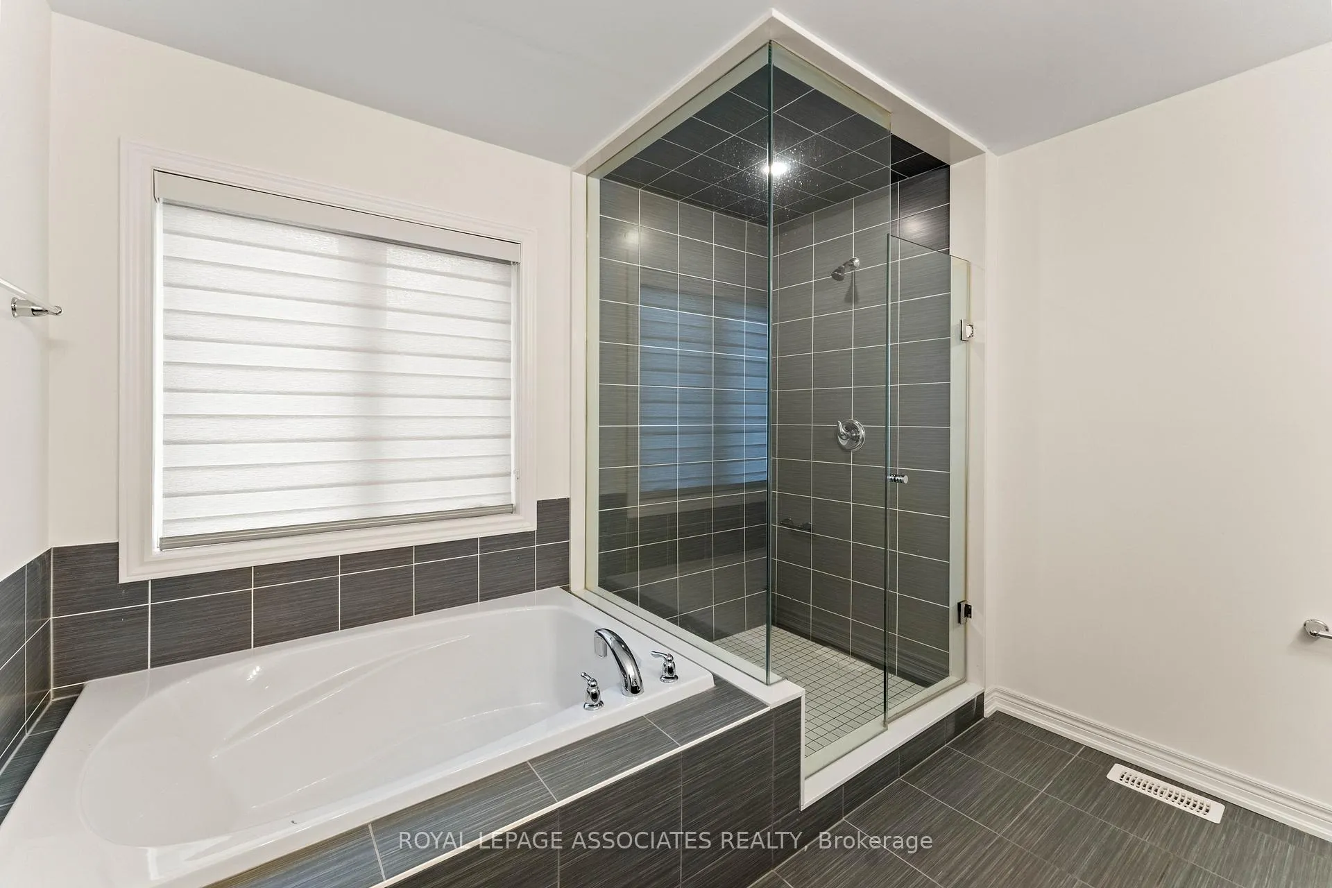 Photo 17 of 3909 Koenig Road E, Burlington, Alton — HOMEH