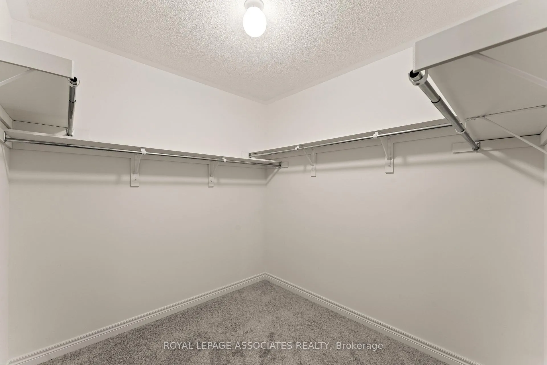 Photo 18 of 3909 Koenig Road E, Burlington, Alton — HOMEH