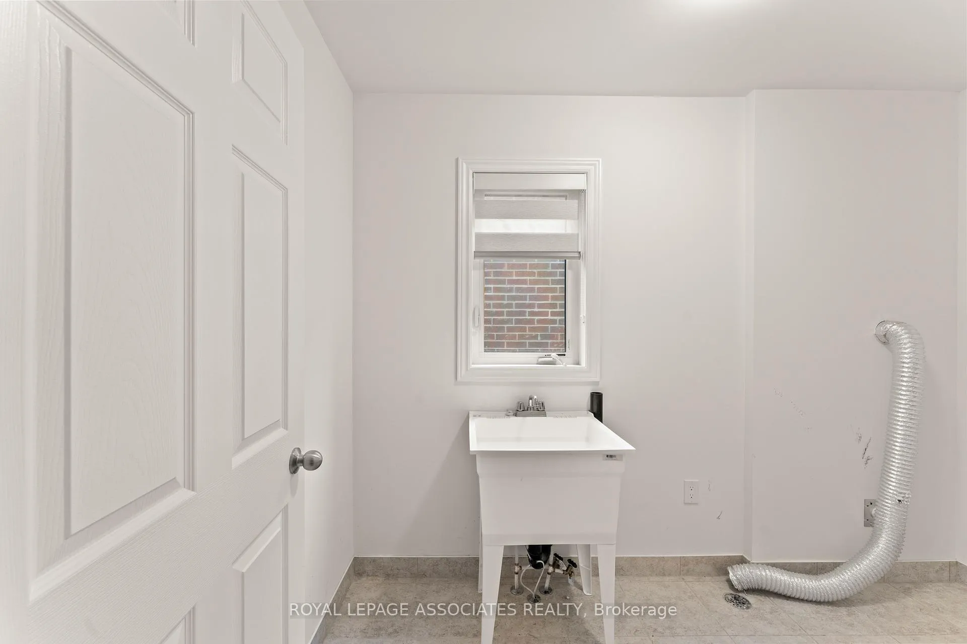 Photo 40 of 3909 Koenig Road E, Burlington, Alton — HOMEH