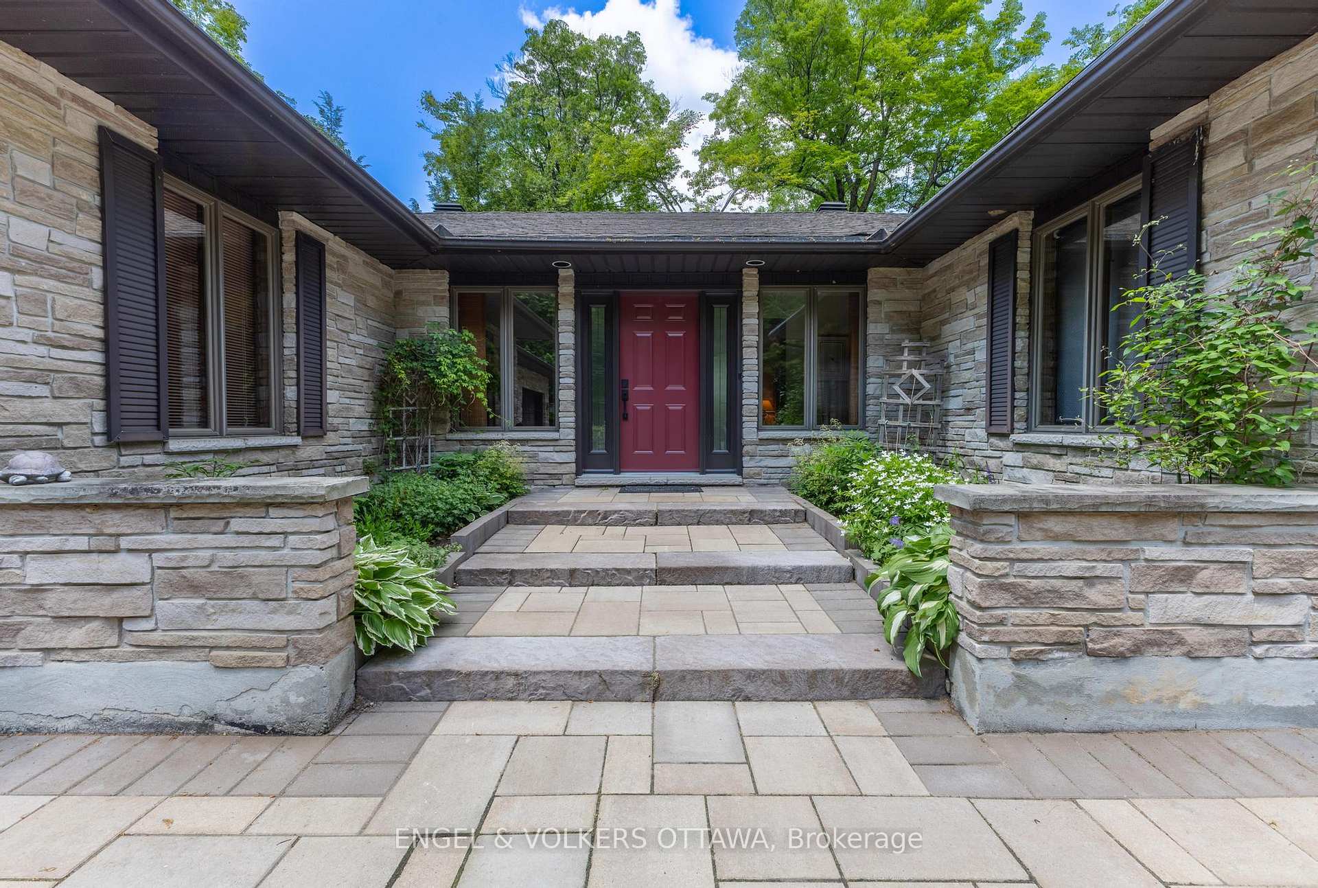 Photo 1 of 7 Deerfield Drive, McNab/Braeside, Mcnab/Braeside Twps — HOMEH