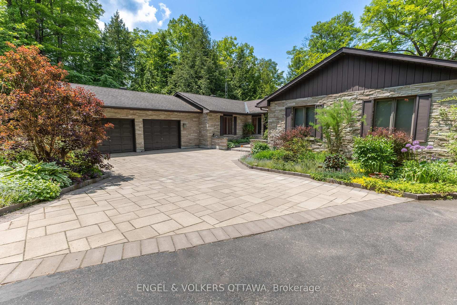 Photo 2 of 7 Deerfield Drive, McNab/Braeside, Mcnab/Braeside Twps — HOMEH