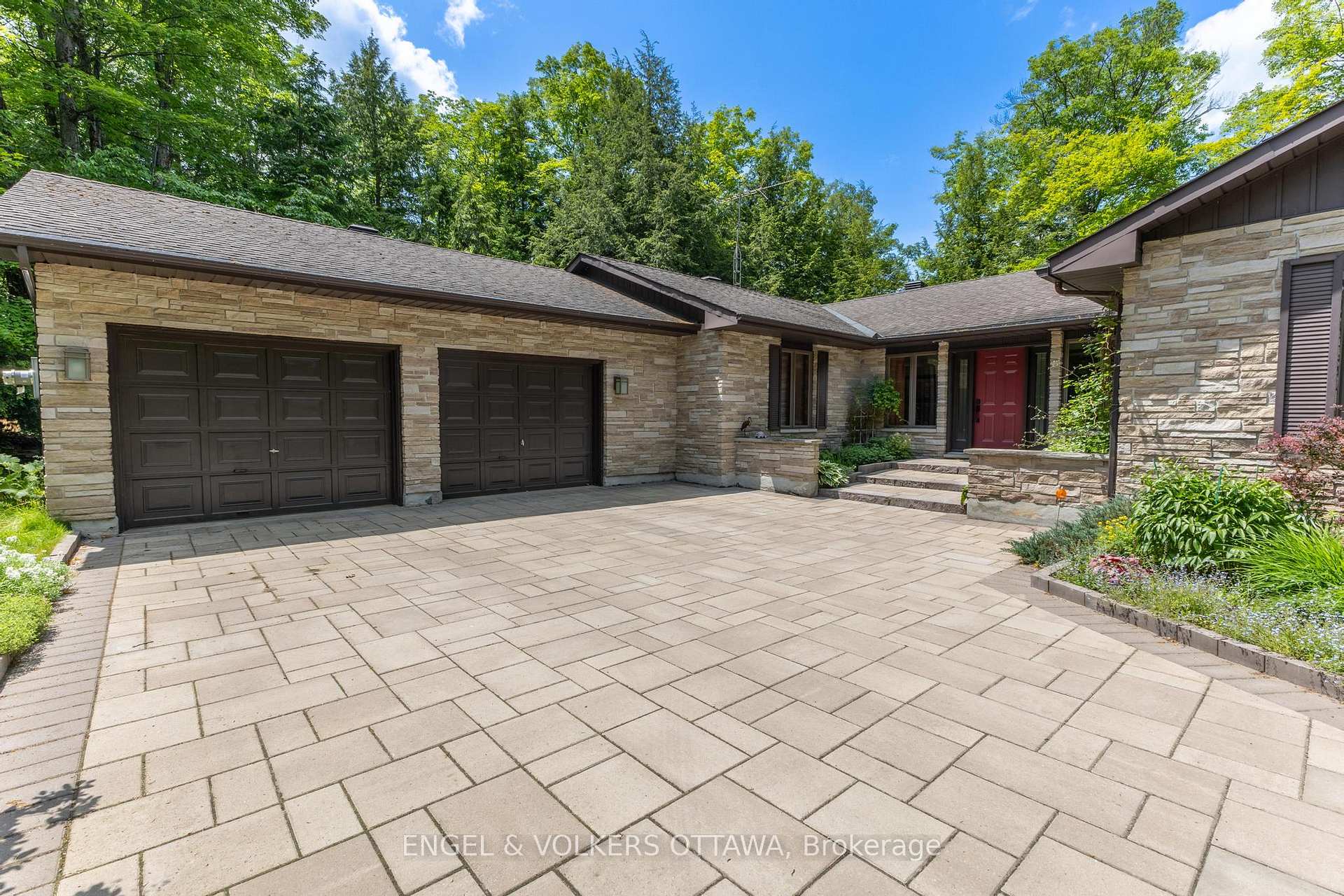 Photo 3 of 7 Deerfield Drive, McNab/Braeside, Mcnab/Braeside Twps — HOMEH