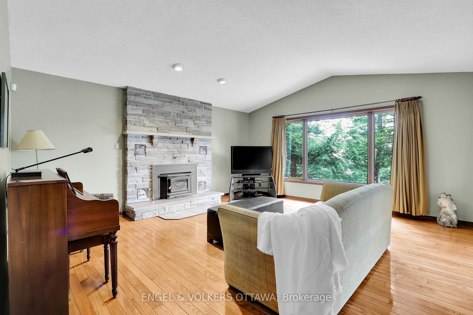 Photo 16 of 7 Deerfield Drive, McNab/Braeside, Mcnab/Braeside Twps — HOMEH